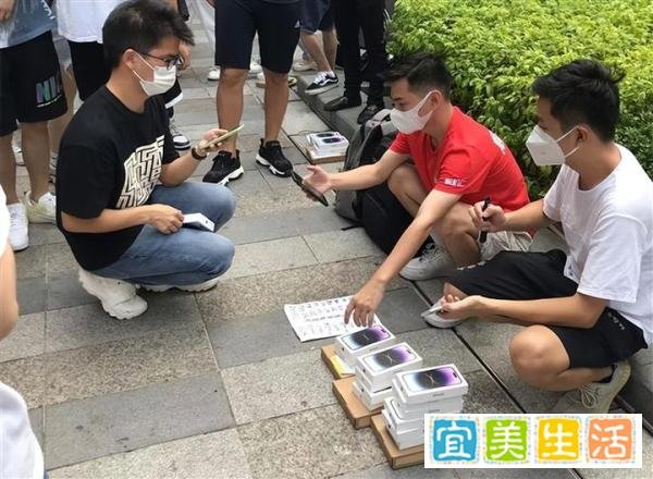 黄牛诉苦:iPhone14亏掉几十万,只能蹲地啃馒头,没人相信会赔!