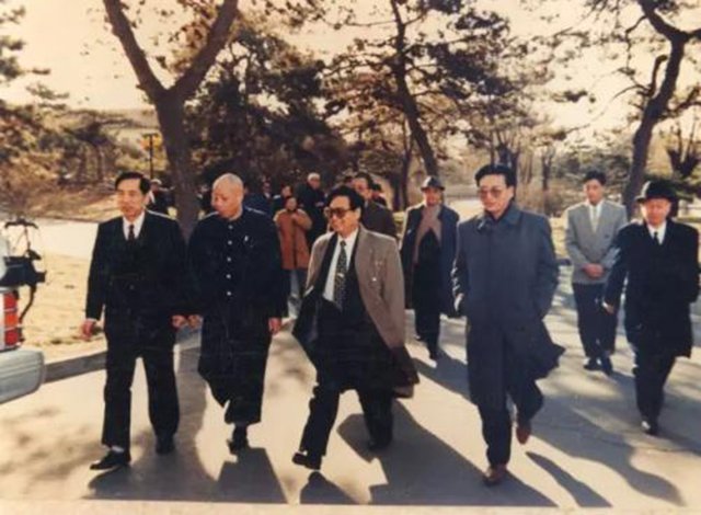 吴炳新九十年代年赚80亿，被一个老汉坑惨，声名倒地是怎么回事？