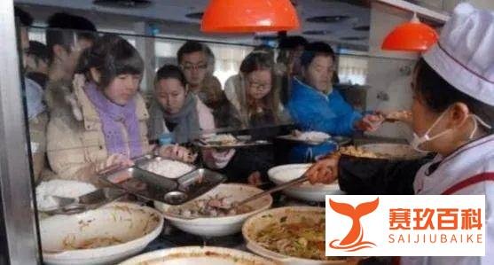 一学生吃饭没有饭卡,食堂阿姨好心帮助,学生为奖金反手举报阿姨