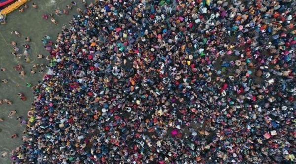 印度大壶节（Kumbh Mela）：数百万信徒沐浴净身