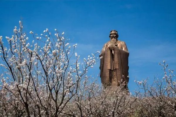 广东佛山一女生没考好,深夜跪孔子像前忏悔,如何看待她的举动?