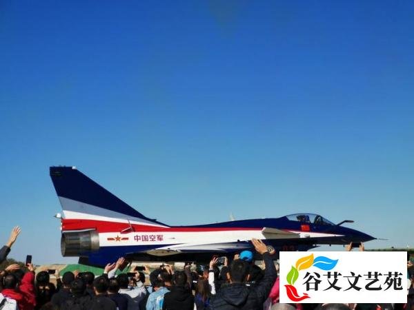 长春航展出意外，2架歼10紧急中断起飞，为何第3架反倒加速升空？