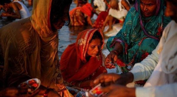 印度大壶节(Kumbh Mela):数百万信徒沐浴净身