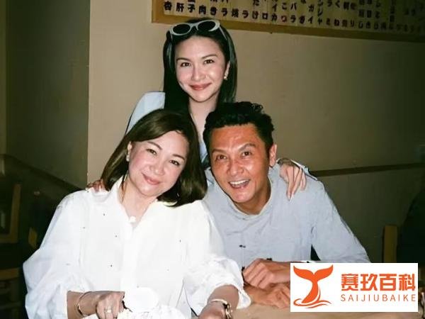 关枫馨海边度假照曝光:火辣身材与神秘“W”泳装成焦点