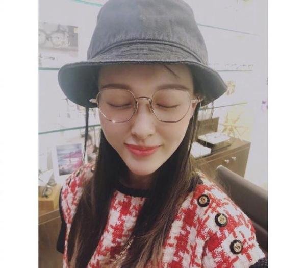 名门泽佳:唐嫣圣诞节皮肤白皙凝眸紧致,戴眼镜甜笑依旧是小v脸