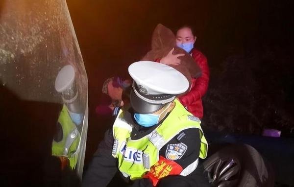4个月龙凤胎被困高速,众人接力。暴雪无情,人间有情。