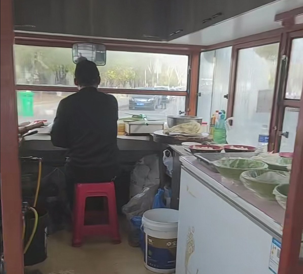男子早餐车上吃馄饨突然被拉走,餐车变观光巴士,这到底怎么回事?