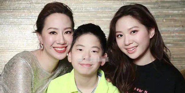 甄子丹25岁长子：未出生父母离异，随母亲长大，长相酷似父亲，你怎么看？