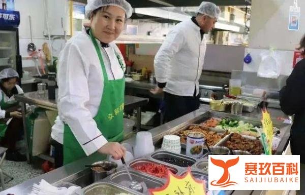 一学生吃饭没有饭卡,食堂阿姨好心帮助,学生为奖金反手举报阿姨