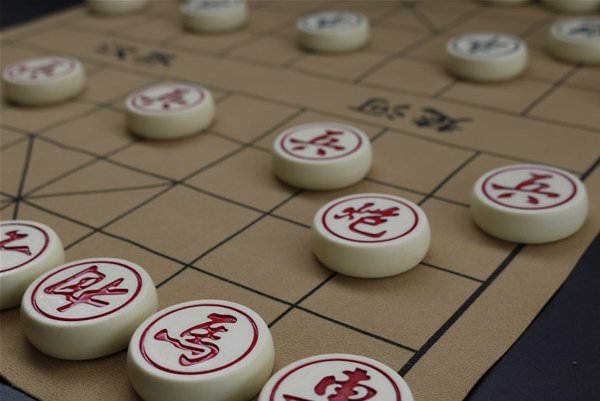 中国象棋中规定：过了河的小“卒”只能向前、向左、向右，不能向后退，且每步只能走一格