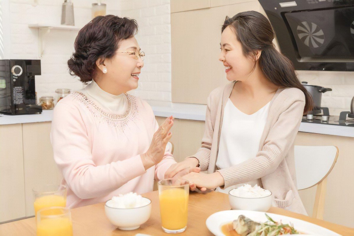 女儿剖腹产妈妈含泪帮抹药，你能理解当时妈妈的感受吗？