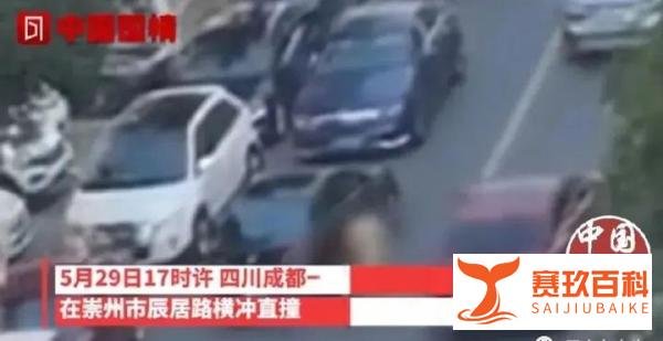 成都一男子街头撞击多车后下车裸奔，边走边脱一丝不挂！男子的裸奔行为违法