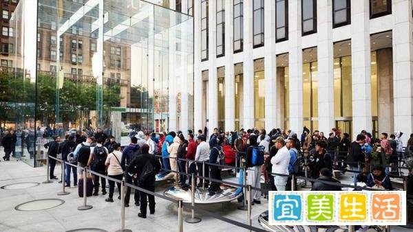 黄牛诉苦:iPhone14亏掉几十万,只能蹲地啃馒头,没人相信会赔!