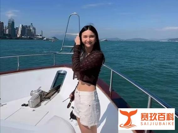 关枫馨海边度假照曝光:火辣身材与神秘“W”泳装成焦点