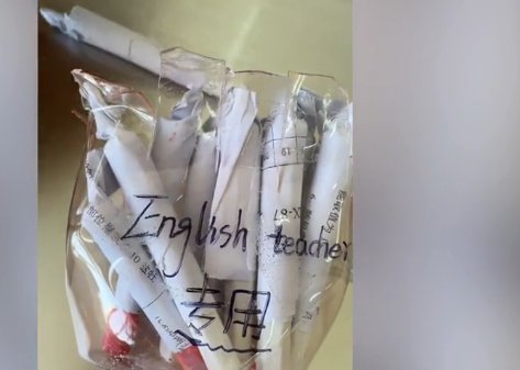安徽安庆一老师粉笔过敏学生给粉笔做笔套,学生们是怎么制笔套的?