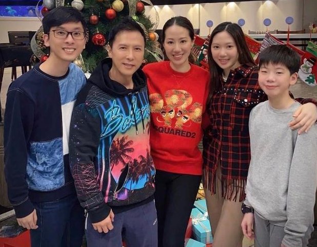 甄子丹25岁长子：未出生父母离异，随母亲长大，长相酷似父亲，你怎么看？