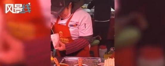 儿子假装路人去妈妈摊位买鸡排，有工作的地方没有家，有家的地方却没有工作