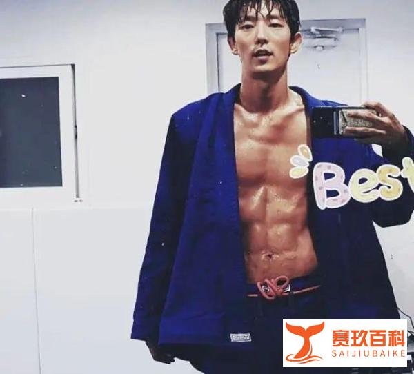 李准基6年不吃碳水,41岁演高中生被夸,减肥抗衰靠断碳水?