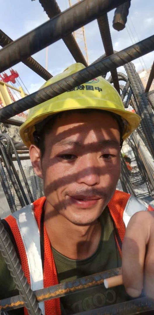 90后农民工小健被网友误认为是60后,不要嘲笑一个努力的人播