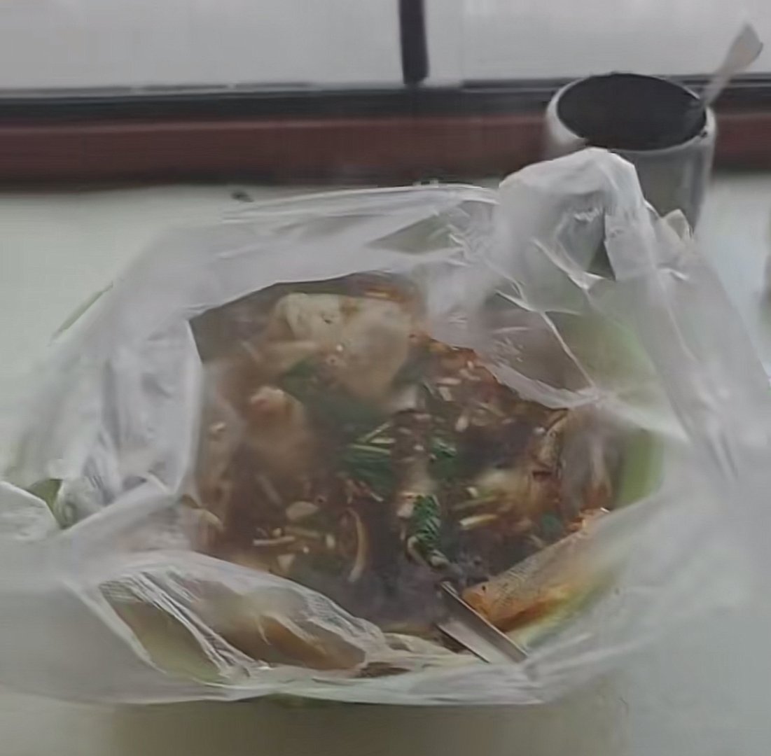 男子早餐车上吃馄饨突然被拉走，餐车变观光巴士，这到底怎么回事？