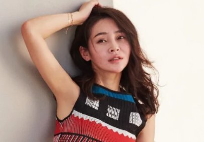 于明加曾经红过梅婷，正当红时官宣结婚，嫁人后隐退生子，如今她怎么样了？