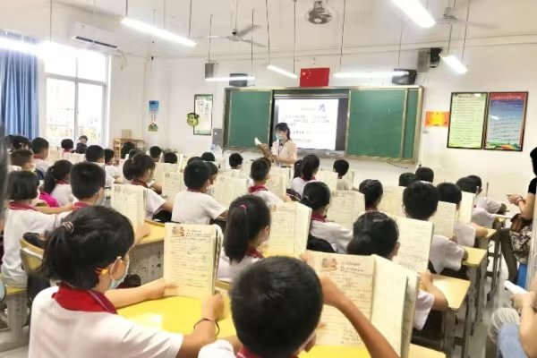 咄咄逼人,的意思