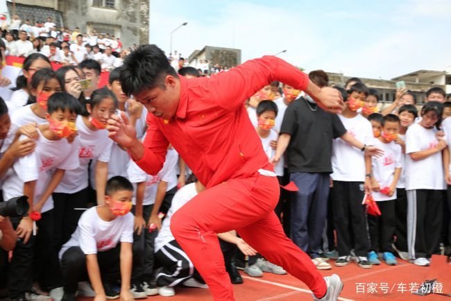 苏炳添花16万给老人发红包被吐槽,网友吐槽他的原因是什么?