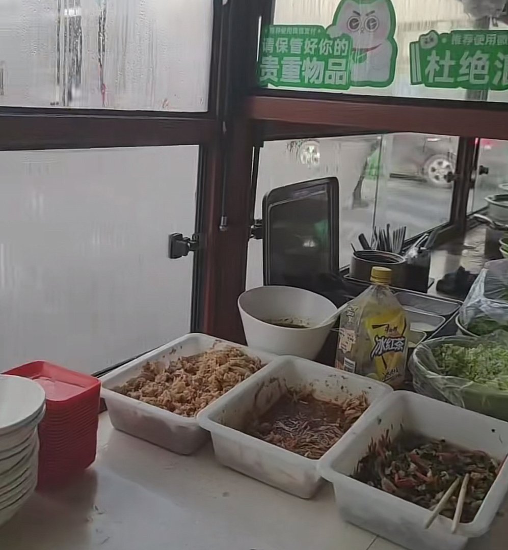男子早餐车上吃馄饨突然被拉走,餐车变观光巴士,这到底怎么回事?