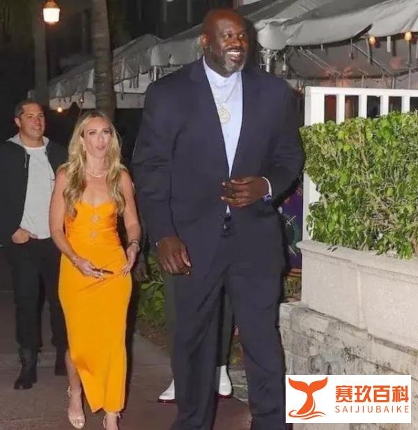 50岁奥尼尔现状:身材发福严重，400斤体重喜欢娇小女友，仍不结婚