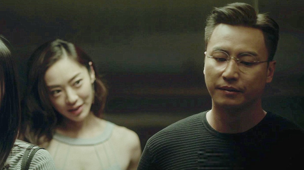 男主女主夫妻和房东一起住,女主交不起房租和房东。一部韩国电影