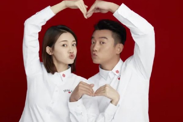 郑恺的妻子苗苗现身某商业活动，疑似已经怀有二胎，这件事是否属实？