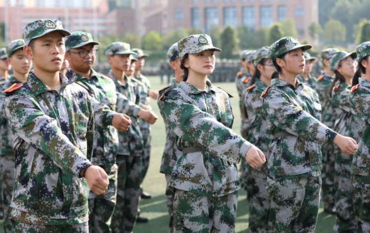 你如何看待贵州一高校军训出动直升机这件事?