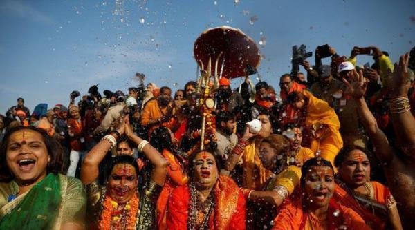 印度大壶节(Kumbh Mela):数百万信徒沐浴净身