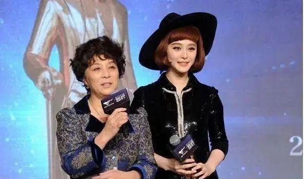 范冰冰给妈妈过生日晒照片,67岁母亲颜值不输明星女儿,两人不像母女像姐妹
