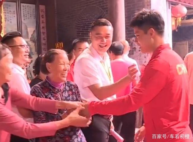 苏炳添花16万给老人发红包被吐槽,网友吐槽他的原因是什么?