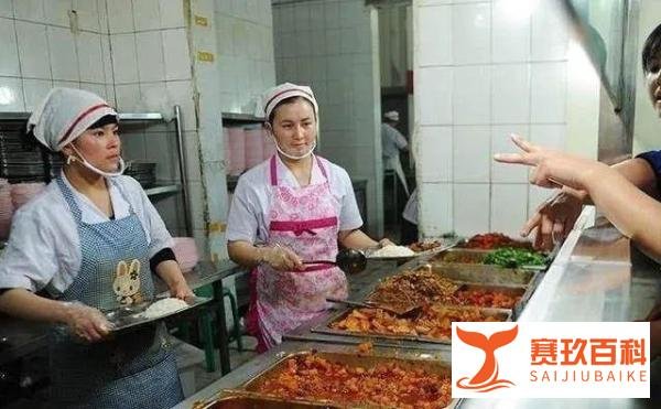 一学生吃饭没有饭卡,食堂阿姨好心帮助,学生为奖金反手举报阿姨