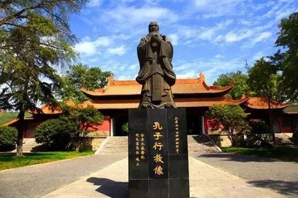 广东佛山一女生没考好,深夜跪孔子像前忏悔,如何看待她的举动?