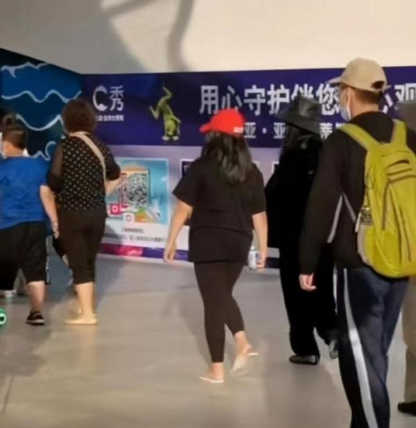 11岁的王诗龄身高快赶上李湘，身形圆润，孩子肥胖和遗传有关