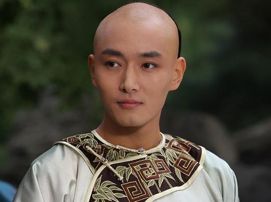 甄嬛传：同样是皇帝的儿子，为何敦亲王果郡王和慎贝勒待遇不同？