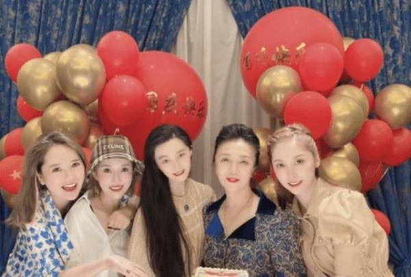 范冰冰给妈妈过生日晒照片,67岁母亲颜值不输明星女儿,两人不像母女像姐妹