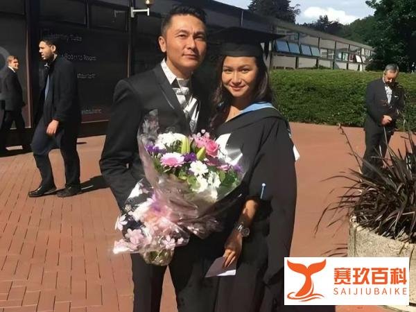 关枫馨海边度假照曝光:火辣身材与神秘“W”泳装成焦点