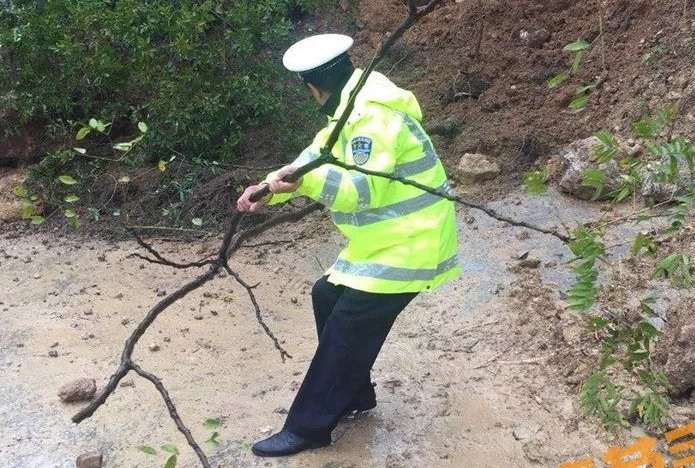 南阳遭遇暴雨商铺被淹、雨水倒灌,暴雨天气该注意哪些问题?