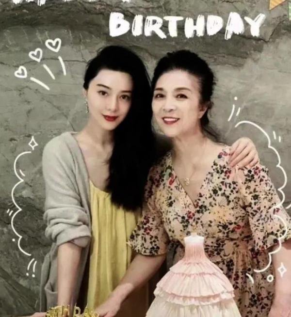 范冰冰给妈妈过生日晒照片，67岁母亲颜值不输明星女儿，两人不像母女像姐妹