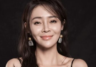 于明加曾经红过梅婷，正当红时官宣结婚，嫁人后隐退生子，如今她怎么样了？