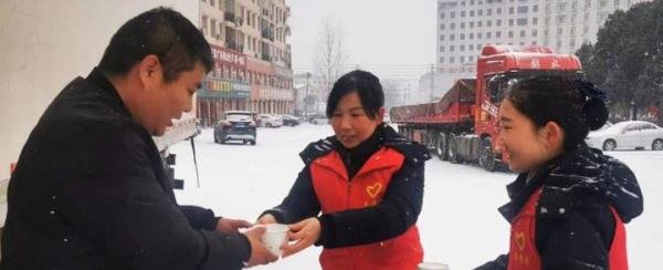 4个月龙凤胎被困高速,众人接力。暴雪无情,人间有情。