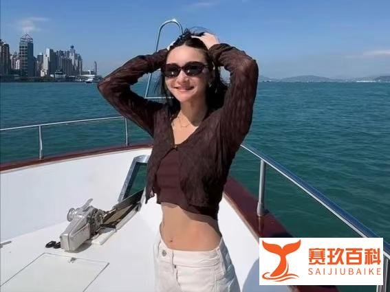 关枫馨海边度假照曝光:火辣身材与神秘“W”泳装成焦点
