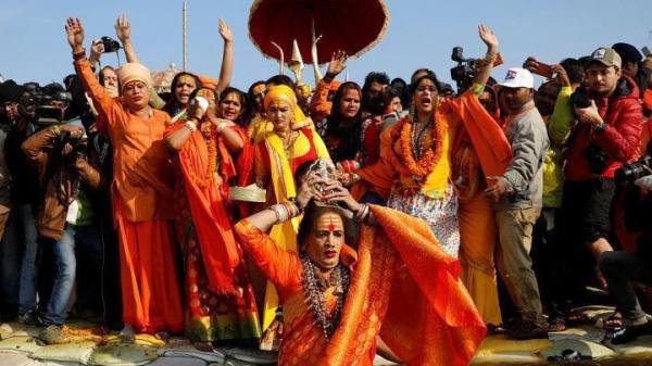印度大壶节(Kumbh Mela):数百万信徒沐浴净身