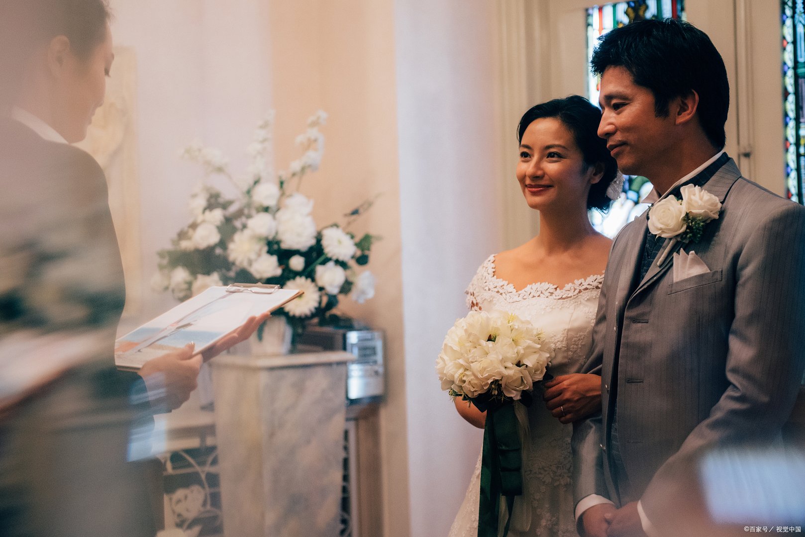 洁白的婚纱手捧着鲜花是什么歌?