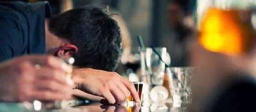 一次喝多少白酒会死,一般多少度会致命?