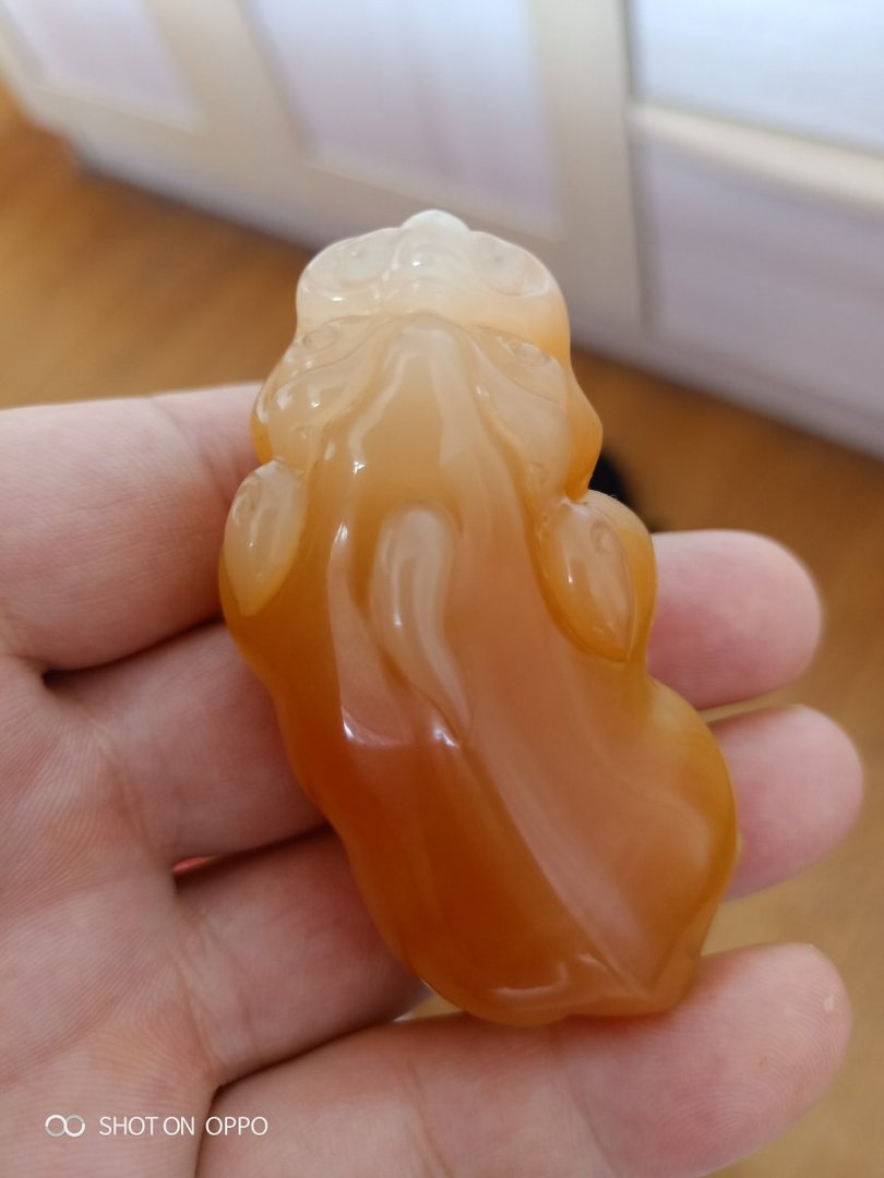 这块黄龙玉是在云南买的，六，七千元，也不知道是老坑，新玉，值得吗？朋友说是买上当了。想了解一下。谢